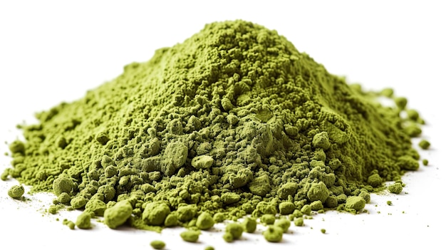 Foto montón de polvo de matcha verde aislado sobre un fondo blanco