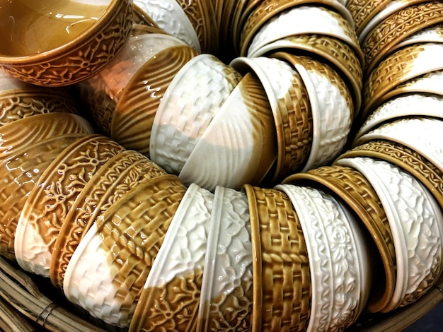 Un montón de pulseras de oro y blanco están apiladas juntas.