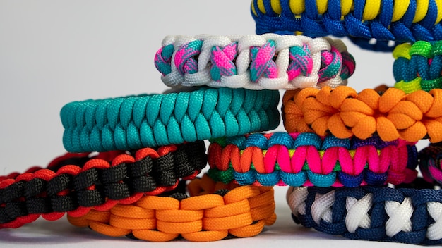 Un montón de pulseras de paracord trenzadas