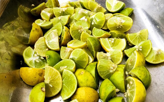 Montón de rebanadas de fruta de limón crudo fresco en rodajas pila
