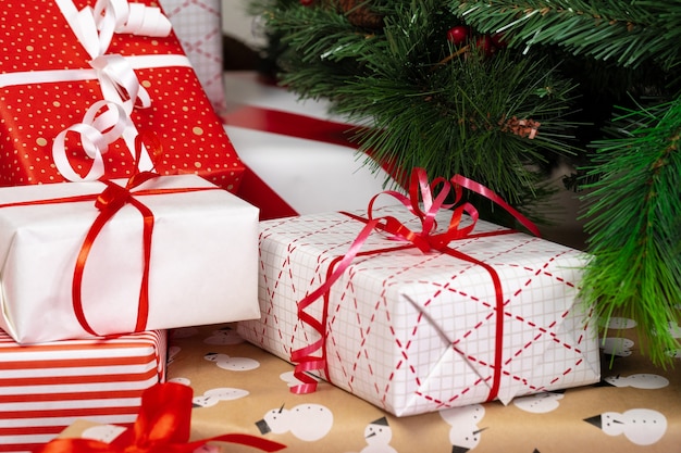 Montón de regalos envueltos bajo el árbol de navidad