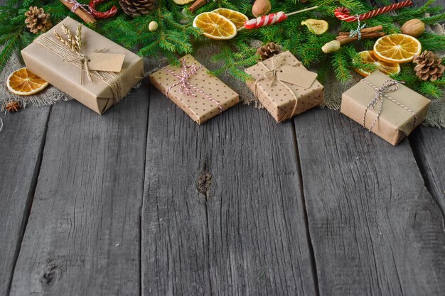 Montón de regalos de Navidad en una mesa de madera