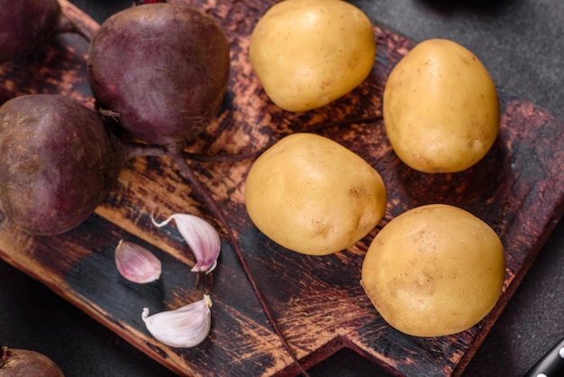 Un montón de remolachas crudas sobre la mesa Los beneficios de las verduras