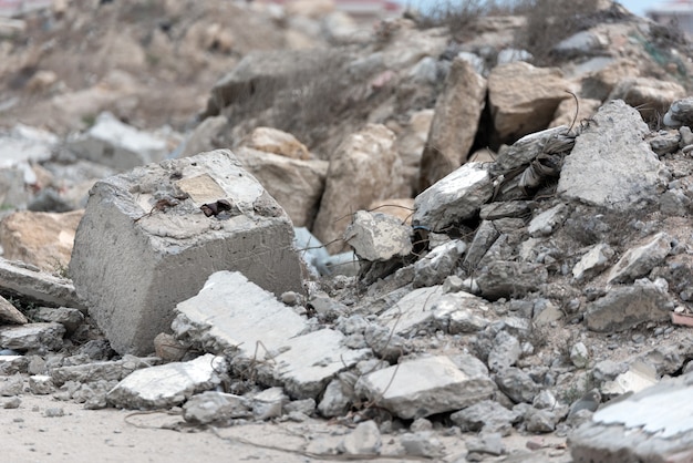 Un montón de residuos de la construcción en un vertedero. Enfoque selectivo