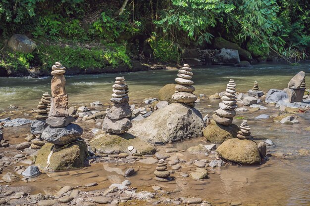 Montón de roca nativa Inuksuk en un arroyo