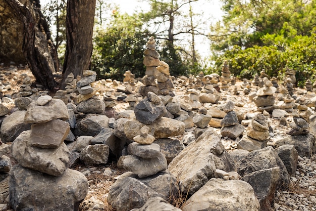 Montón de rocas en el bosque. pila de piedras en el parque. una torre de piedra. Trekking turístico