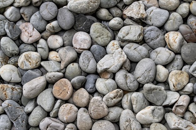 un montón de rocas con una que dice " rocas "