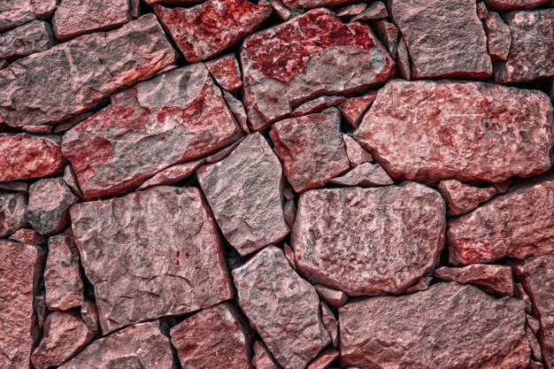 un montón de rocas rojas y grises con una piedra roja en el medio