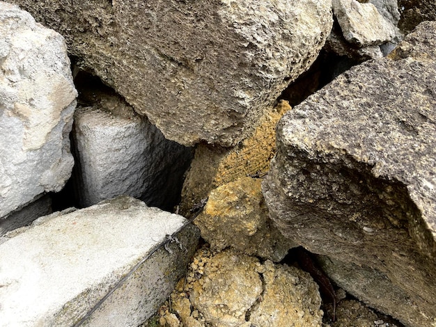 Un montón de rocas con una sustancia amarilla.