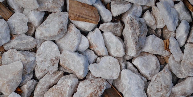 Un montón de rocas con un trozo de madera marrón en la parte superior.