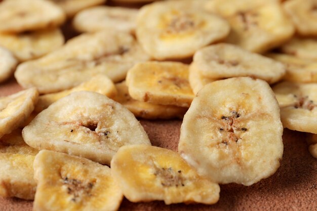 Montón de rodajas de plátano dulce sobre un fondo. Frutos secos como snack saludable