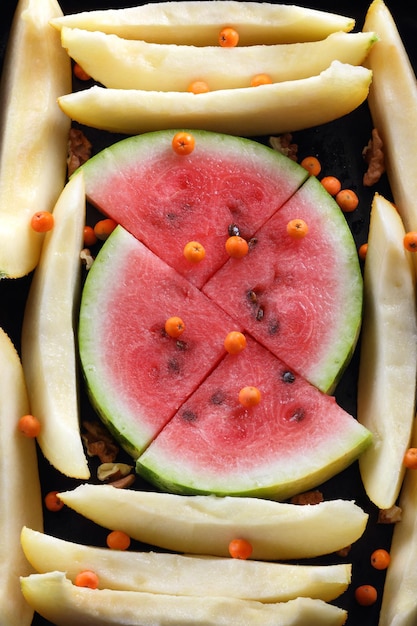 Montón de rodajas de sandía y melón como fondo Primer plano de sandía fresca y melón Comida vegetariana saludable