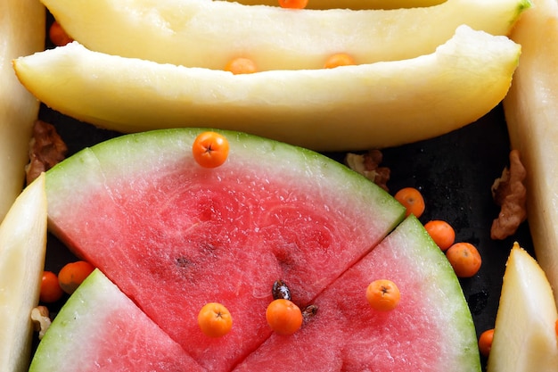 Montón de rodajas de sandía y melón como fondo Primer plano de sandía fresca y melón Comida vegetariana saludable
