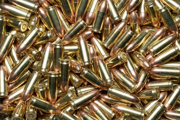 Un montón de rondas de pistola de 9 mm
