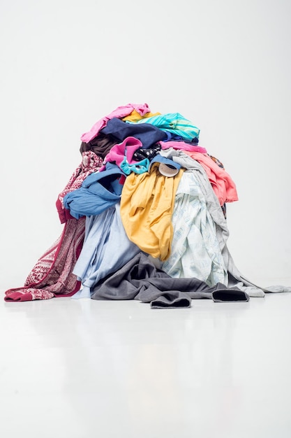 Montón de ropa usada sobre un fondo claro Segunda mano para reciclar