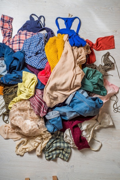 Montón de ropa usada sobre un fondo claro Segunda mano para reciclar