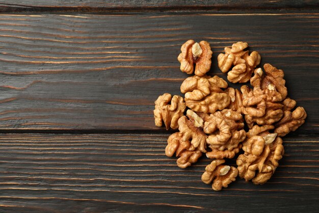 Montón de sabrosas nueces en madera