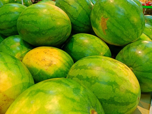 Foto montón de sandías en el supermercado