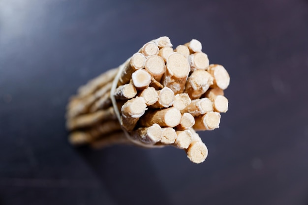 Un montón de tallos de miswak en una mesa negra