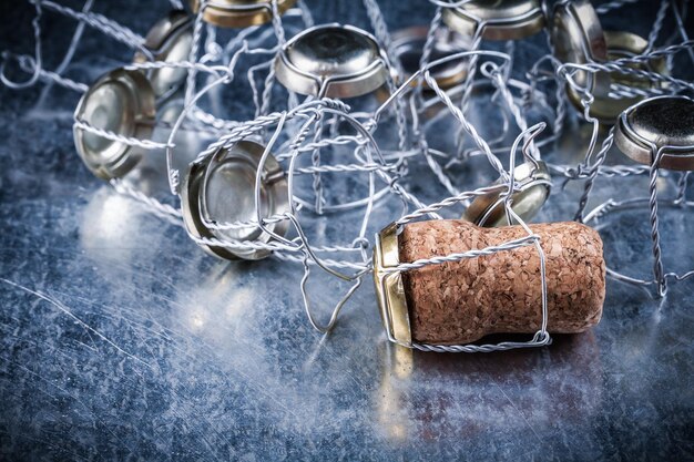 Montón de tapones de corcho de metal retorcido concepto de bebida de alimentos