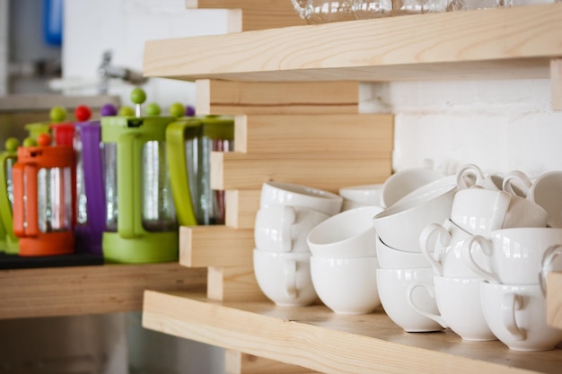 Un montón de tazas de café con leche vacías para servir té o café en el desayuno y el té de la tarde