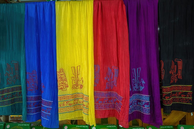 Un montón de telas coloridas en el mercado callejero para la venta Vietnam Primer plano Patrón de alfombra asiática Artesanías de tela bordada con el patrón tradicional de la minoría étnica Hmong en Vietnam