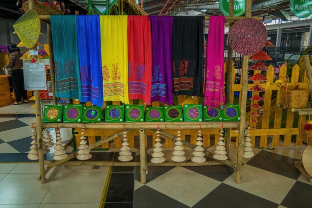 Un montón de telas coloridas en el mercado callejero para la venta Vietnam Primer plano Patrón de alfombra asiática Artesanías de tela bordada con el patrón tradicional de la minoría étnica Hmong en Vietnam