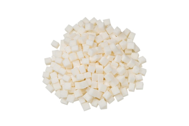 Un montón de terrones de azúcar aislado sobre fondo blanco.
