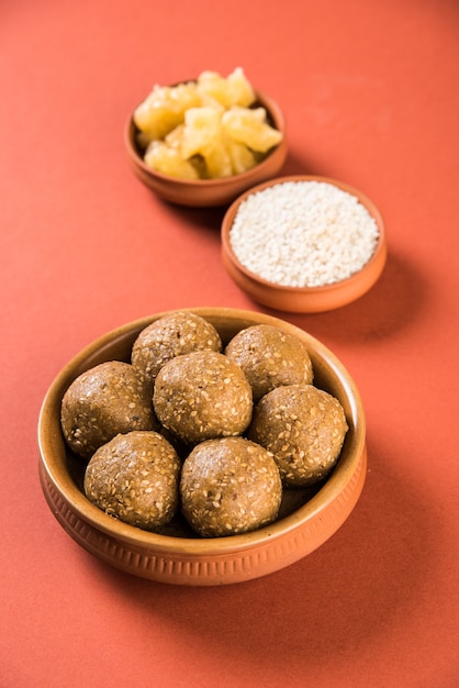 Montón de Tilgul Laddu o Til Gul Laddoo hecho a mano con jaggery o gud y semillas de sésamo para el festival Makar Sankranti, servido en un tazón. enfoque seleccionado