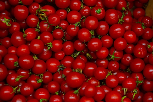 Foto un montón de tomates cherry vista de cerca en la tienda