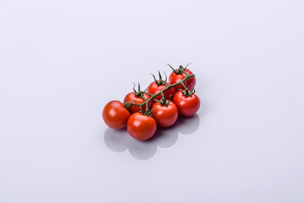 Montón de tomates rojos frescos con tallos verdes aislados sobre fondo blanco. Trazado de recorte