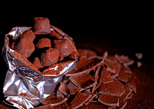 Foto un montón de trufas de chocolate en una bolsa de embalaje