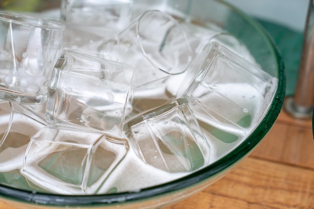 Un montón de un vaso de agua en el fregadero de cristal listo para lavar y limpiar.