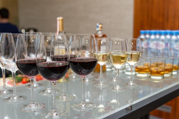 Foto un montón de vasos con brandy escocés y llanto de pie en la barra