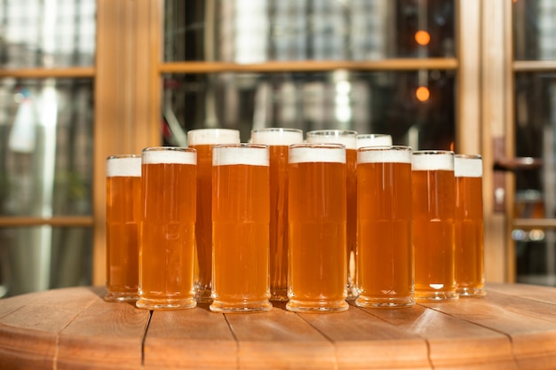 Un montón de vasos de cerveza, tazas sobre la mesa.