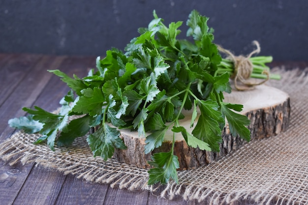 Un montón de vegetación fresca sobre un fondo de madera