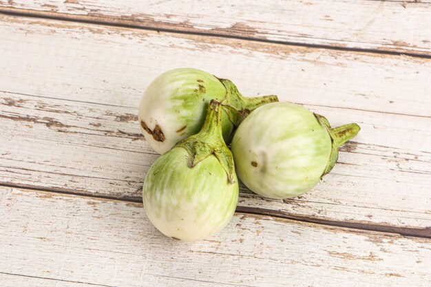 Montón de vegetales de berenjena redonda verde cruda