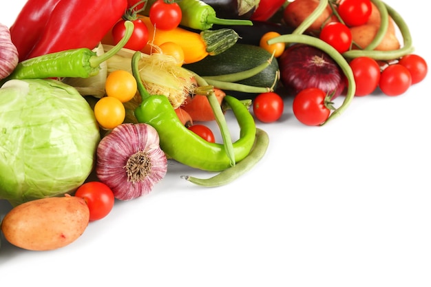 Foto montón de verduras frescas aislado en blanco