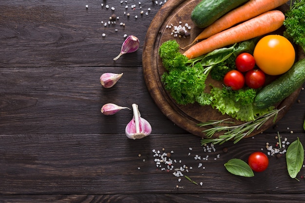 Un montón de verduras frescas en madera con espacio de copia