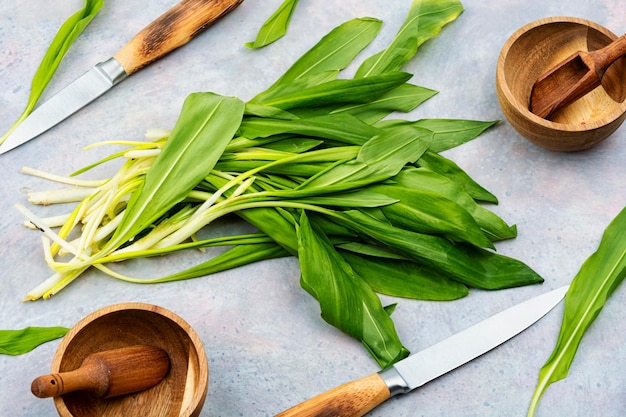 Un montón de verduras de hojas verdes frescas sobre una mesa.