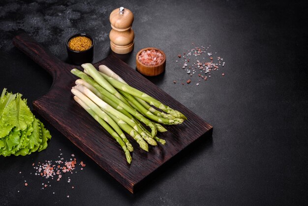 Montón de verduras orgánicas de espárragos verdes maduros frescos listos para cocinar o asar