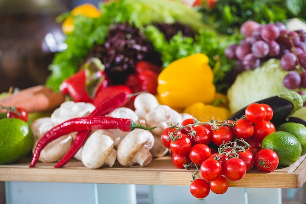 Un montón de verduras sobre la mesa.