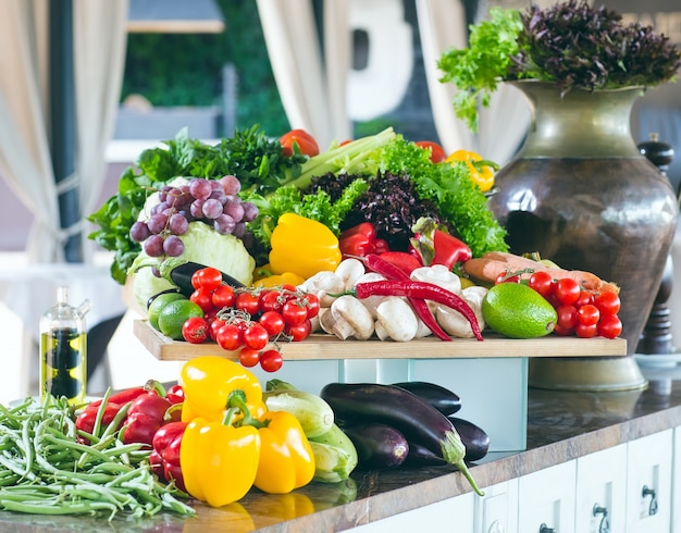 Foto un montón de verduras sobre la mesa.