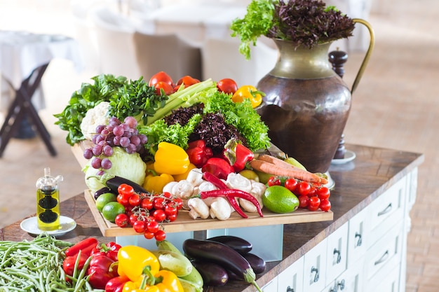 Un montón de verduras sobre la mesa.