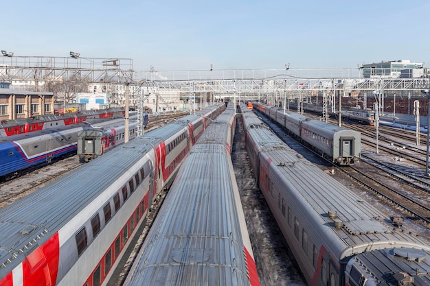 Foto un montón de vías férreas con trenes de pie en un día soleado contra un cielo azul en una ciudad industrial vista superior