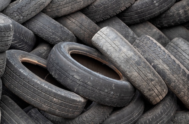 Un montón de volquetes de autos usados. Contaminación ambiental.