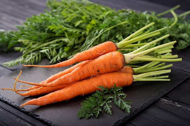 Montón de zanahorias frescas con hojas verdes