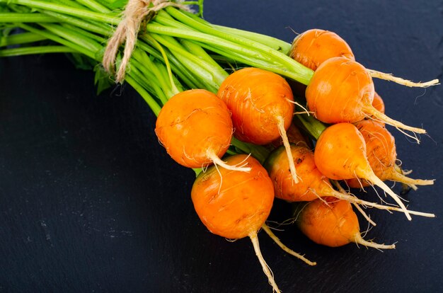 Montón de zanahorias redondas frescas, verduras orgánicas, comida vegetariana.