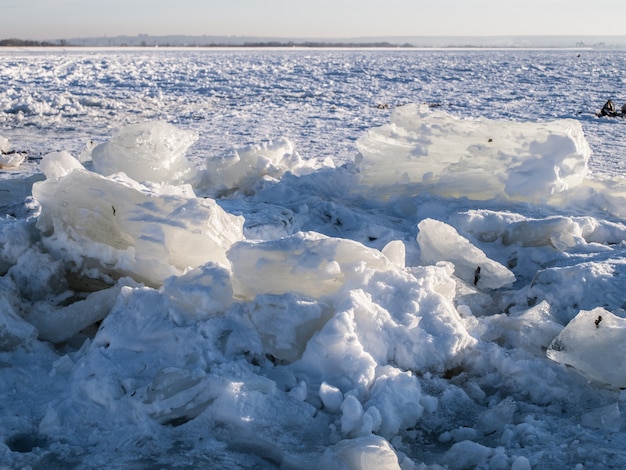 Montones de hielo durante el clima helado y soleado de invierno.