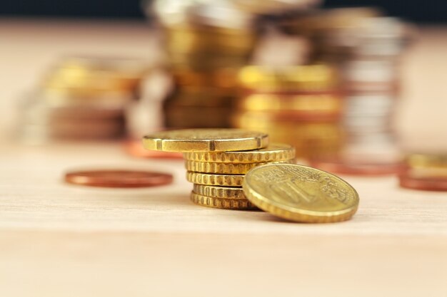 Foto montones de monedas en la mesa de trabajo